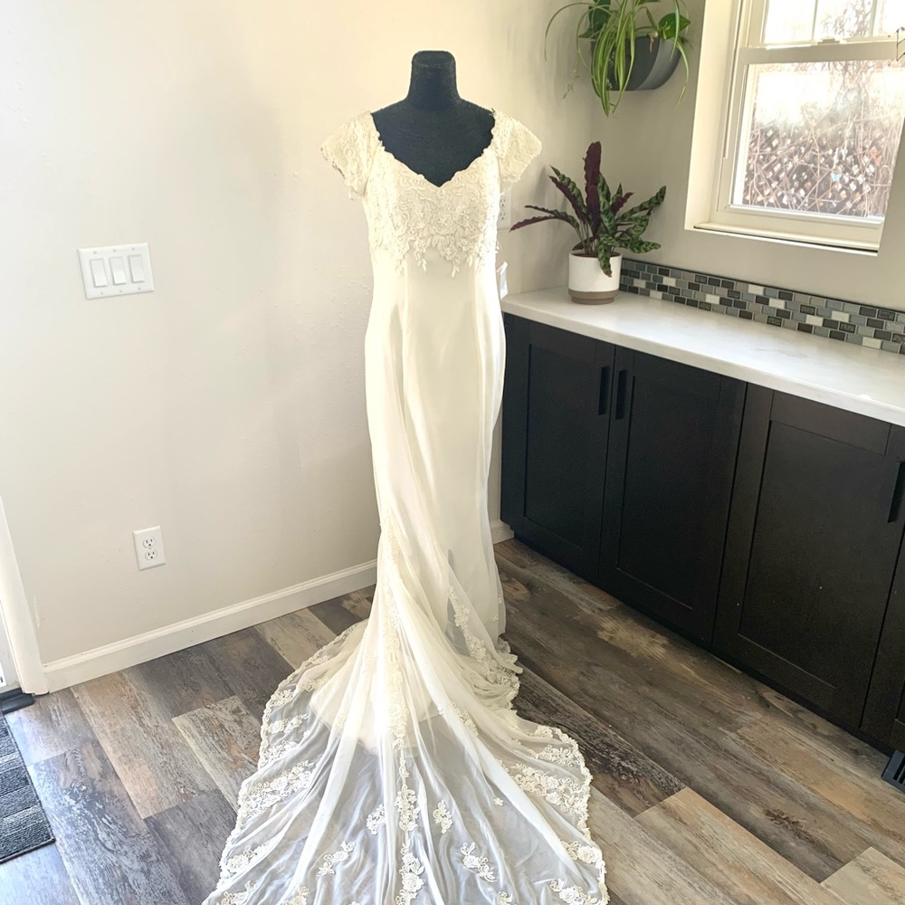 🚫SOLD🚫Sample Wedding Dress Mermaid long Tail Light white ivory lace Sz 14